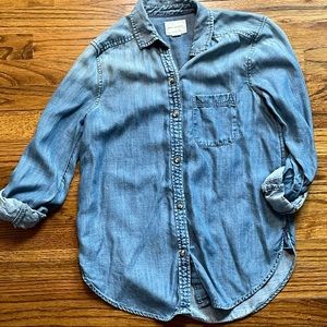 American Eagle Chambray Button Down